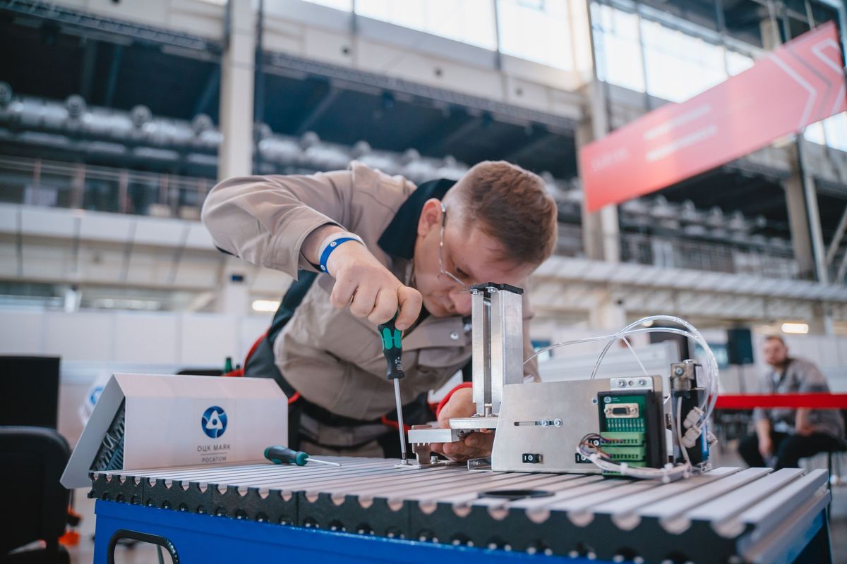 Видео: Международный чемпионат высокотехнологичных профессий «Хайтек: навыки будущего»