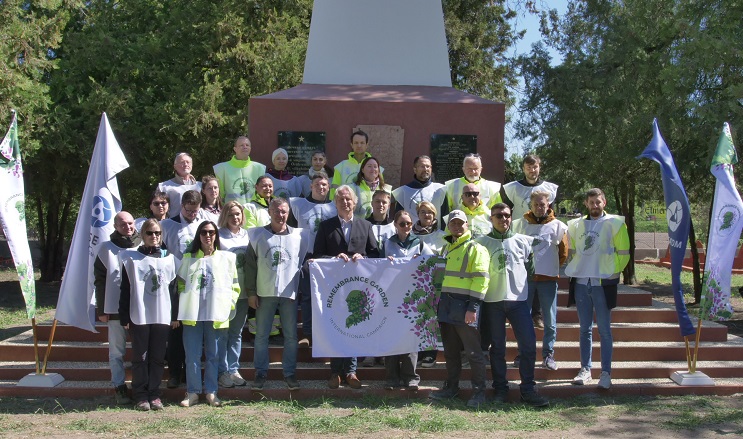 Волонтеры «Росатома» приняли участие в акции «Сад памяти» в Венгрии 