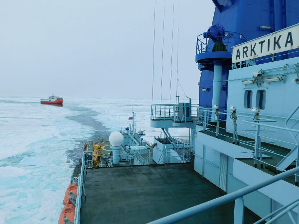 Nuclear icebreaker Arktika escorts out of the ice  the ice-resistant platform Severny Polyus