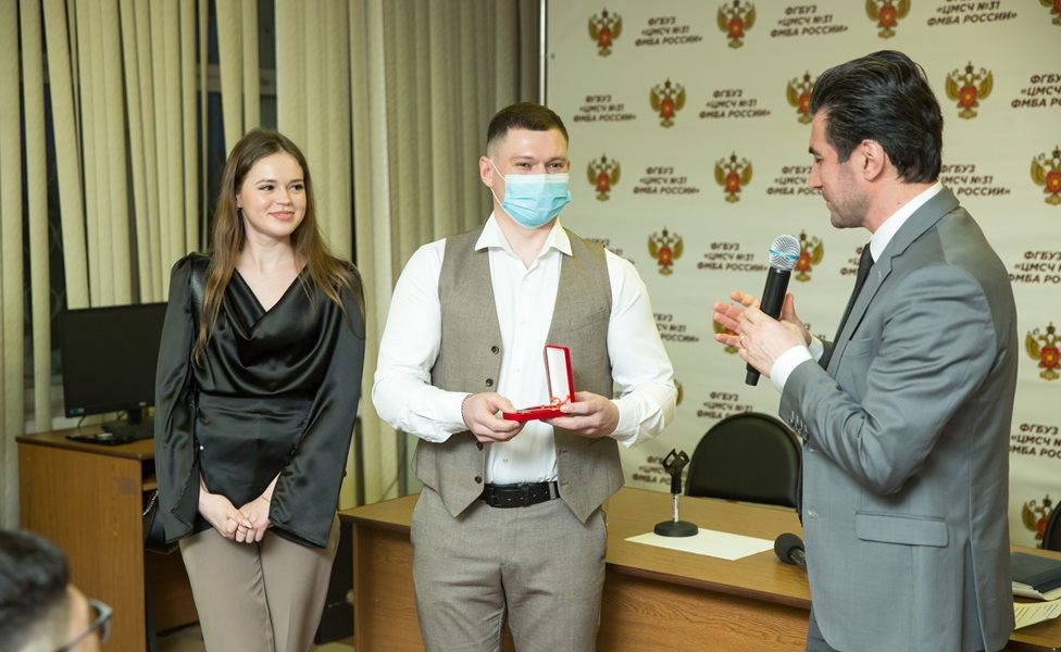 Семьи врачей в Новоуральске получили ключи от новых квартир