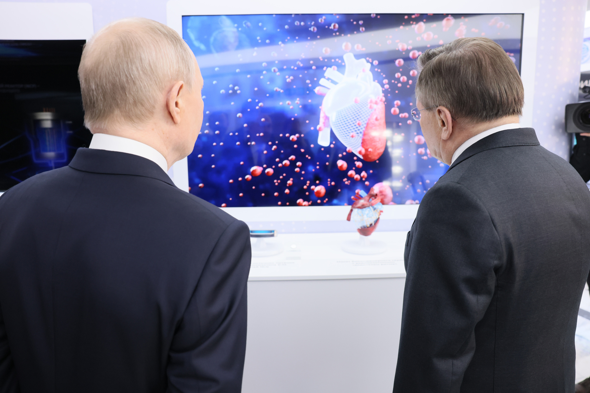 На Форуме будущих технологий глава «Росатома» Алексей Лихачев представил Президенту РФ свои новейшие разработки