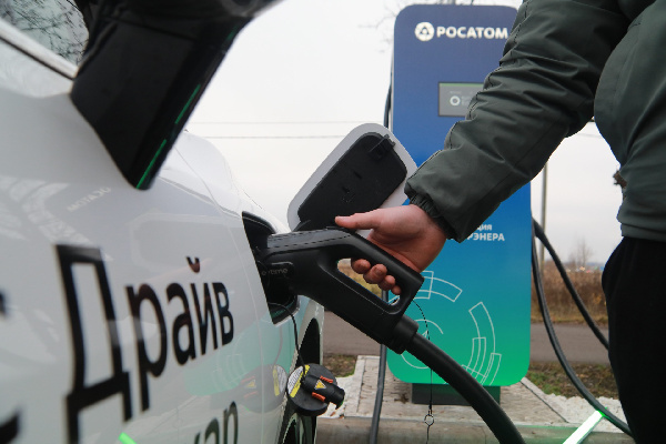 «Росатом» открыл в Калининградской области первый в России электрозарядный комплекс с накопителями энергии 