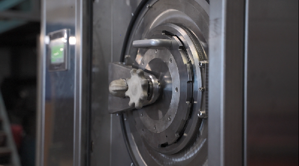 Ученые «Росатома» завершили испытания технологии безводной дезактивации спецодежды 