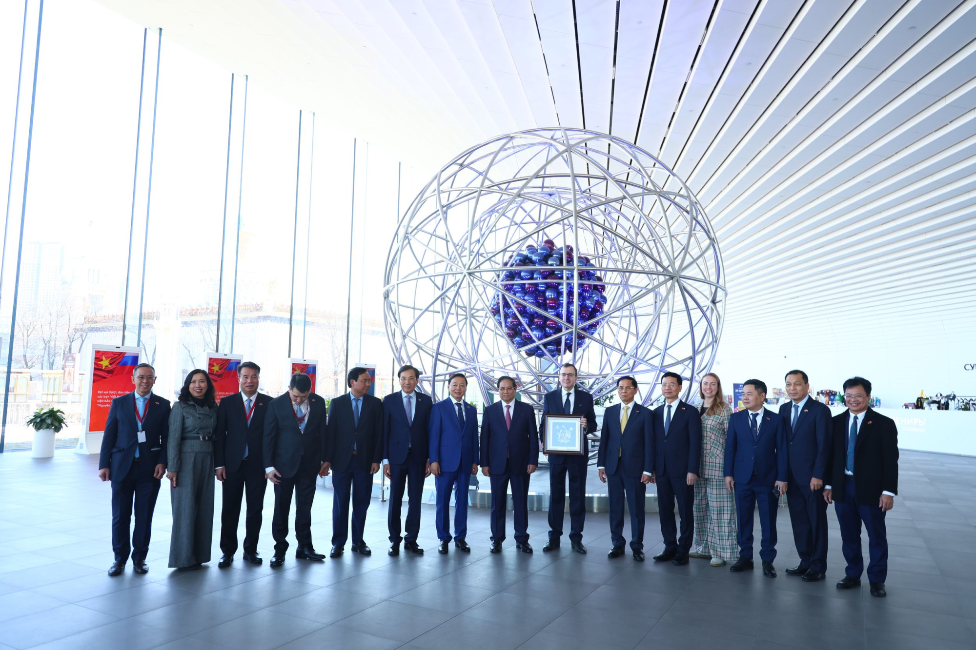 Делегация Вьетнама во главе с премьер-министром Фам Минь Тинем посетила музей «Атом»