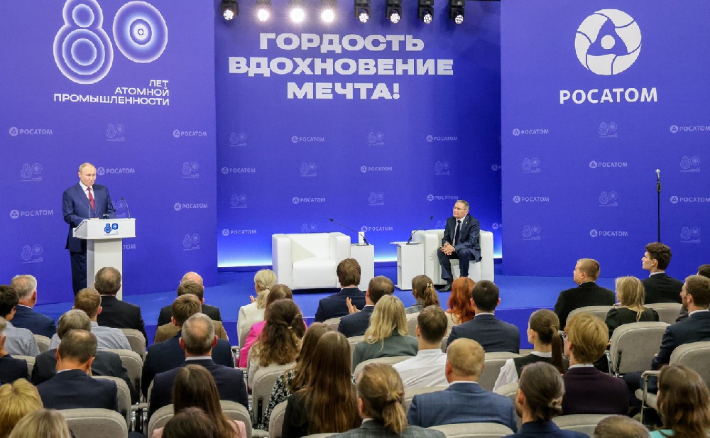 Президент России Владимир Путин встретился с молодыми атомщиками