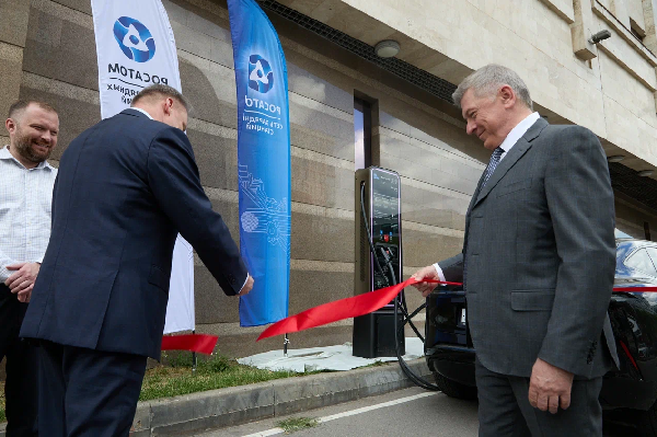 Компания «Росатома» открыла первую электрозарядную станцию на территории ТЦ в Москве