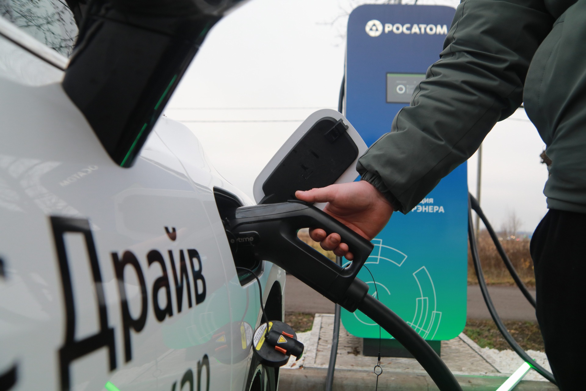 «Росатом» открыл в Калининградской области первый в России электрозарядный комплекс с накопителями энергии 