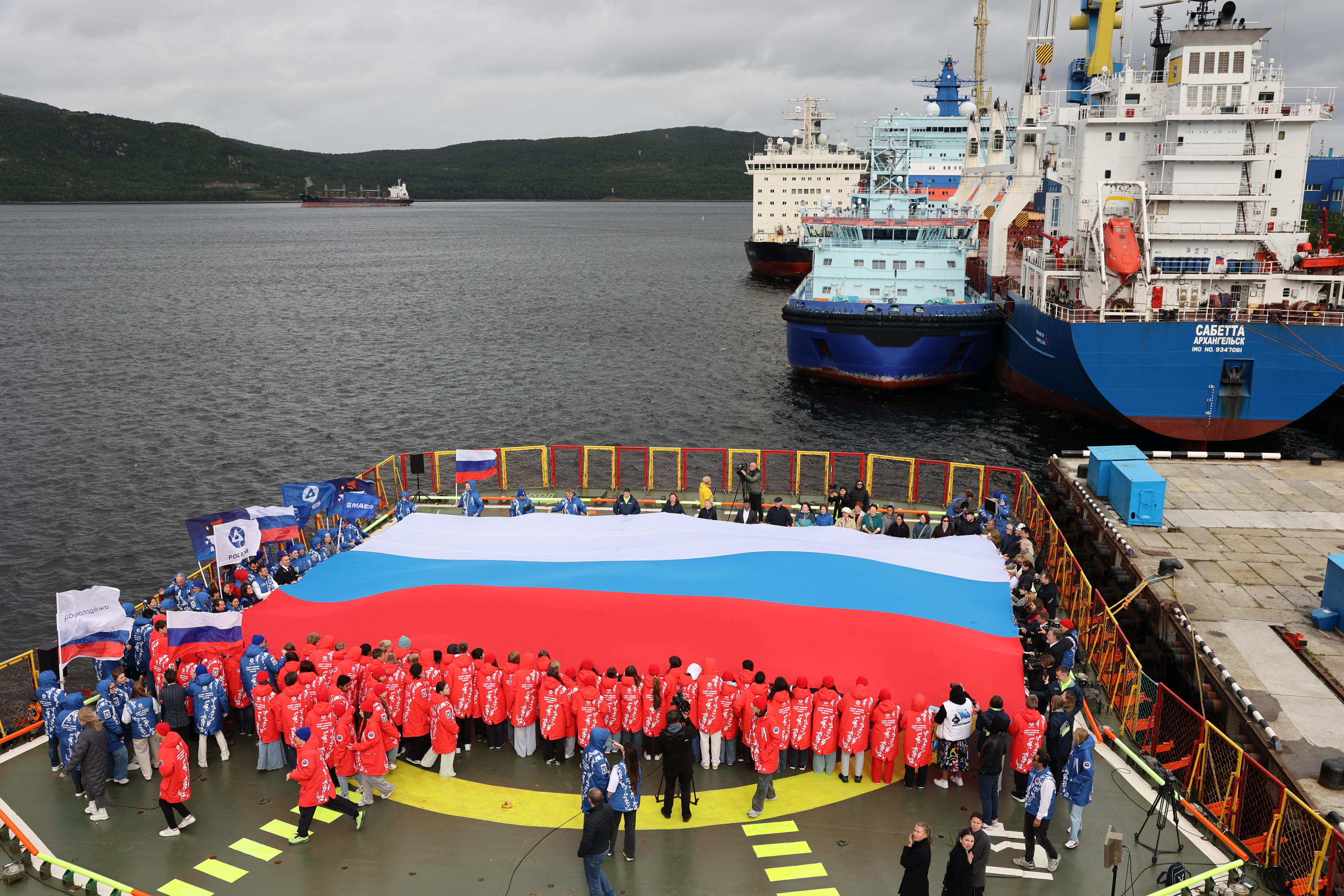 Icebreaker of Knowledge International Expedition Returned from North Pole