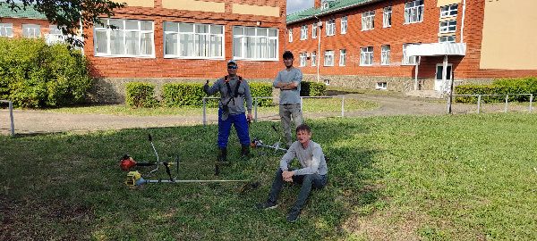 Сотрудники АО «Росатом Возобновляемая энергия» организовали субботник в Адыгейской республиканской школе-интернате для детей с нарушениями слуха и зрения