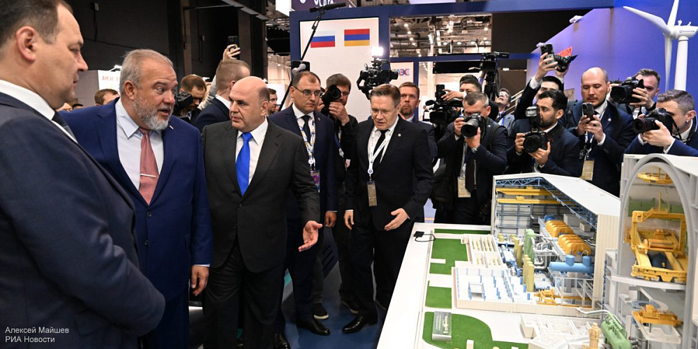 Председатель Правительства РФ Михаил Мишустин и главы делегаций осмотрели стенд Госкорпорации «Росатом» в рамках Евразийского конгресса в Сочи