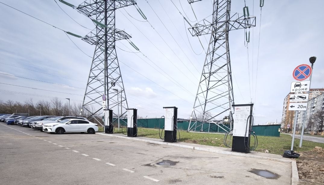 Компания «Росатома» запустила новые электрозарядные комплексы в Москве