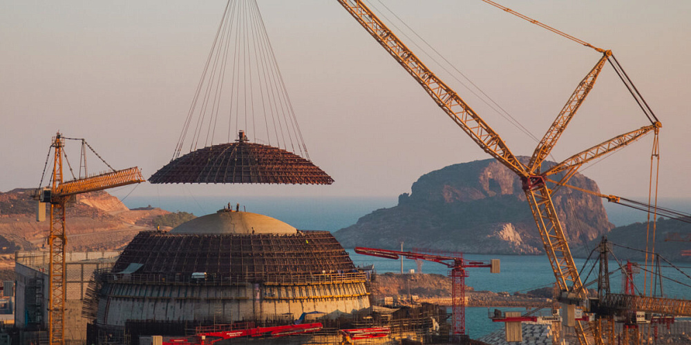 The dome of the outer containment of the Akkuyu NPP Unit 1 (Turkey) installed in the design position