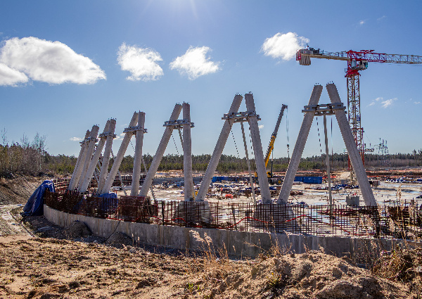 На площадке сооружения энергоблока № 3 Ленинградской АЭС началось устройство наклонной колоннады башенной испарительной градирни 