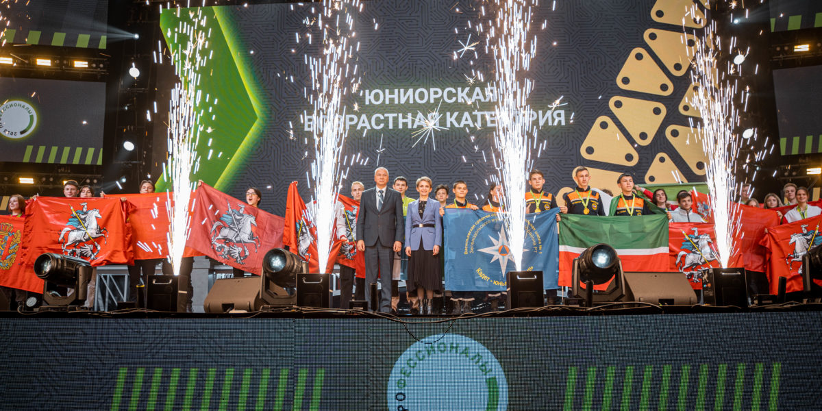 Финалистам чемпионата «Профессионалы» вручили сертификаты на стажировку в Росатоме