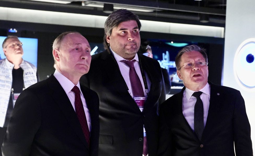 Президент России Владимир Путин посетил павильон «Атом» на ВДНХ в Москве