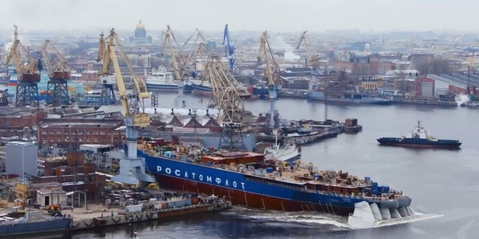 Видео: Спуск на воду серийного универсального атомного ледокола «Якутия» 22 ноября 2022 г.