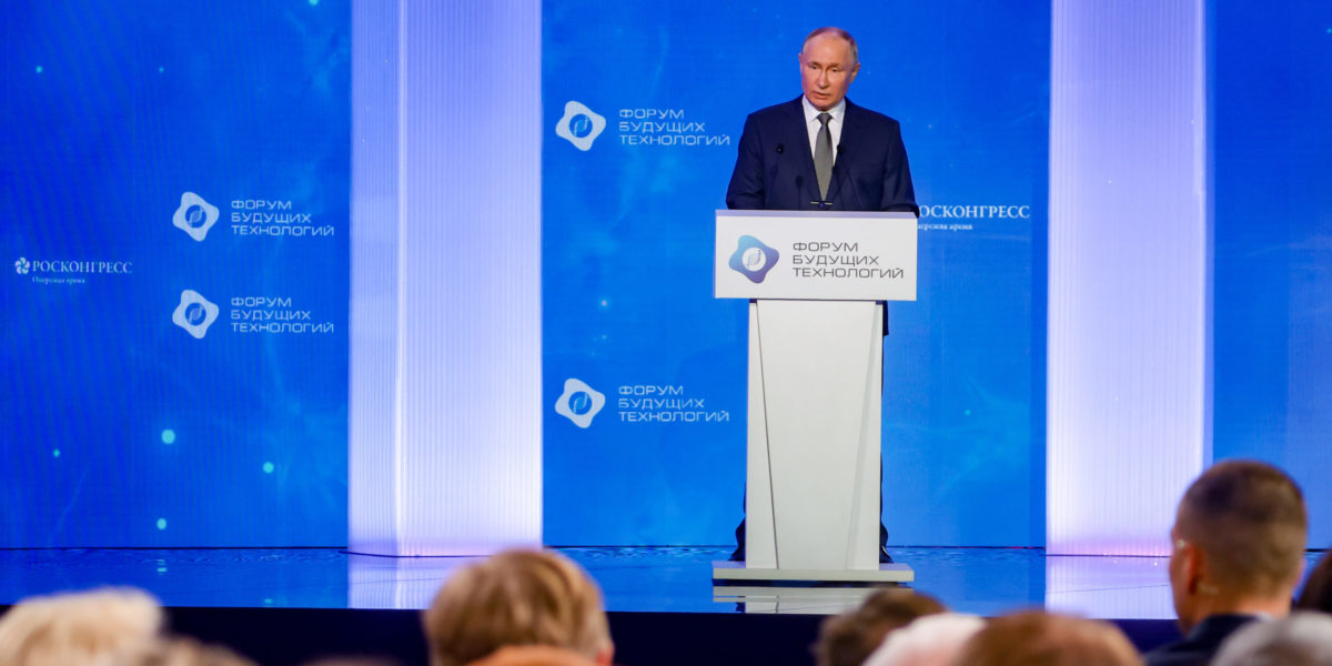 На Форуме будущих технологий Президент России Владимир Путин познакомился с новейшими разработками Росатома в сфере здравоохранения 