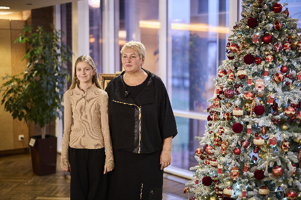В Мариинском театре Санкт-Петербурга выставлена новогодняя ель «Щелкунчик», созданная участниками проекта «Творцы атомных городов» и группой компаний Fashion Hub Russia