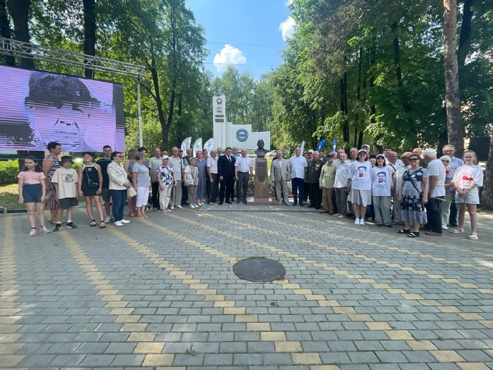 В Новоуральске открыли бюст Ефима Славского