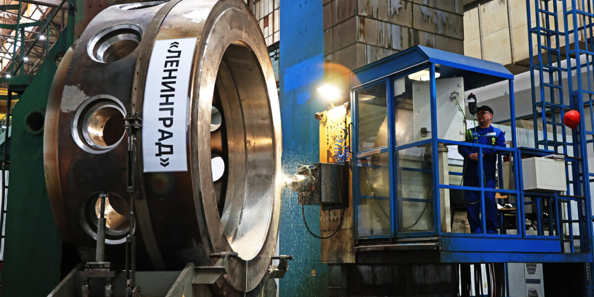 Rosatom’s mechanical engineers started assembling the vessel of the reactor for the nuclear icebreaker Leningrad